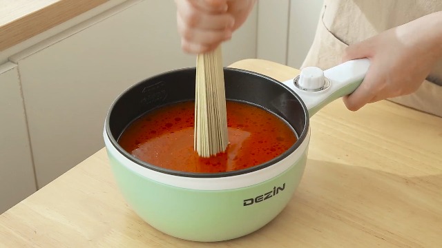 Amazon | DEZIN 一人用電気鍋（電気調理鍋、グリル鍋） 1.5L 片手操作